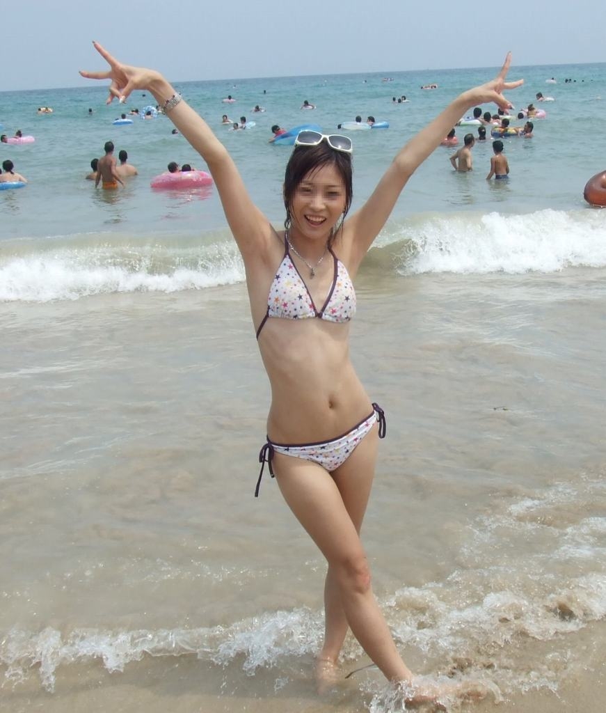 海やプールでの水着エロ-7