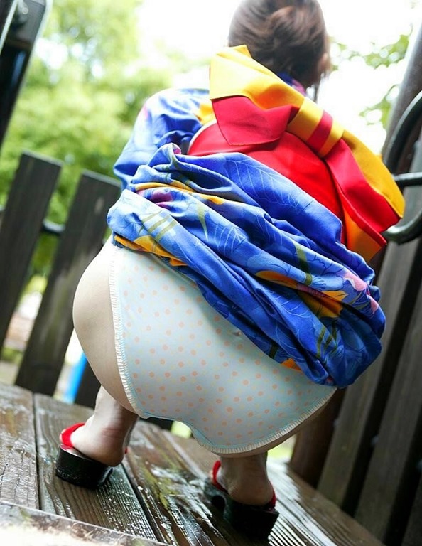 浴衣や着物がはだけた和服美人-3