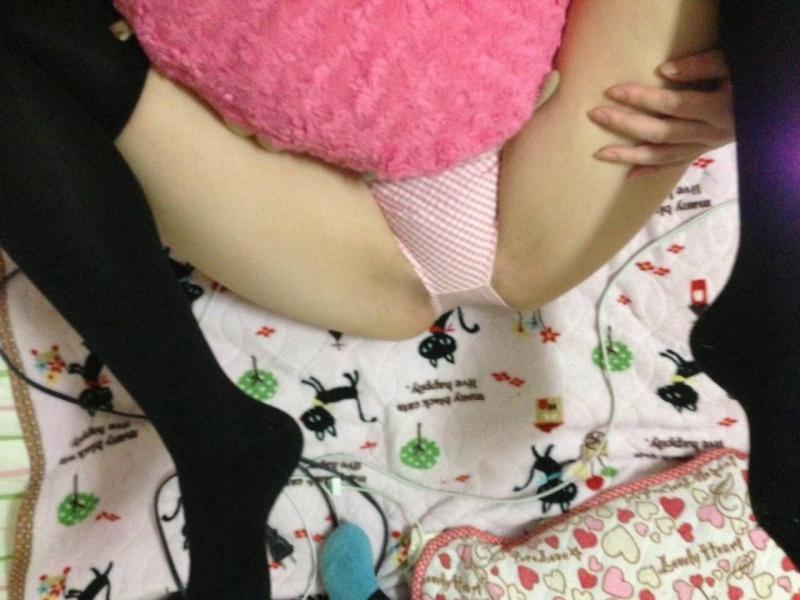 M字開脚で誘うエロいお姉さん脚-15