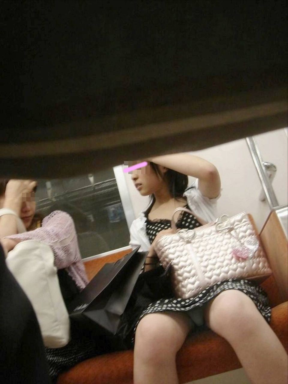 素人電車内パンチラ-14