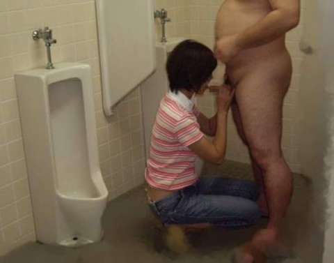 トイレで素人ハメ撮り-11