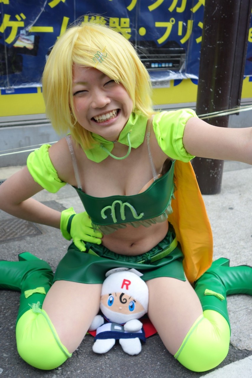 露出狂の痴女コスプレイヤー-3