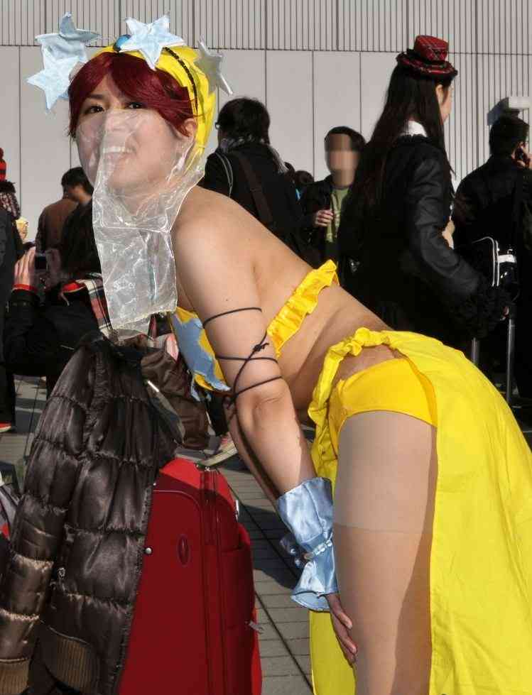 露出狂の痴女コスプレイヤー-9