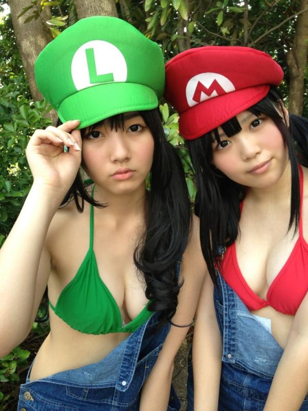 露出狂の痴女コスプレイヤー-12