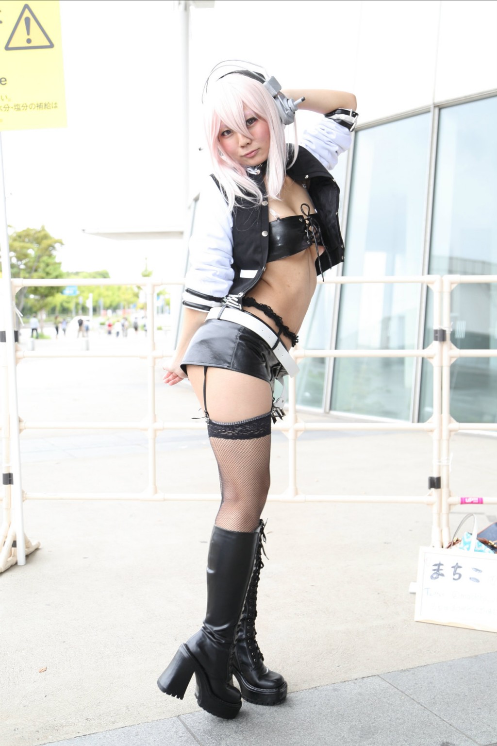 露出狂の痴女コスプレイヤー-13