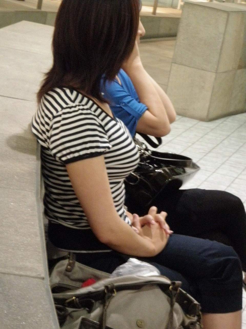 街で盗撮された着衣巨乳-8