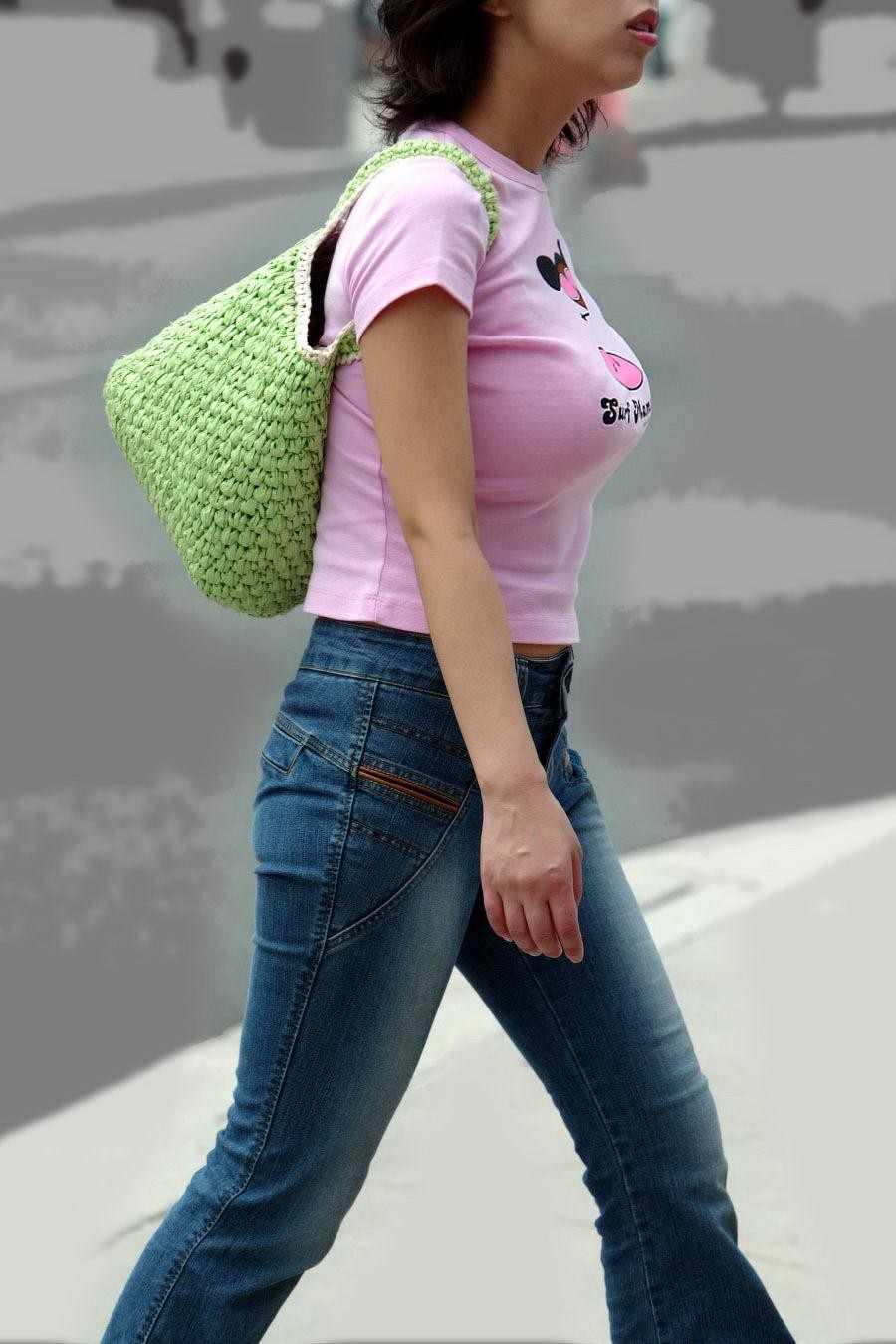 街で盗撮された着衣巨乳-15