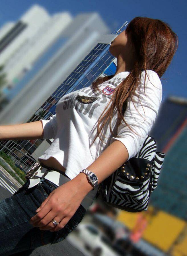 白い服で目立つ着衣おっぱい-3