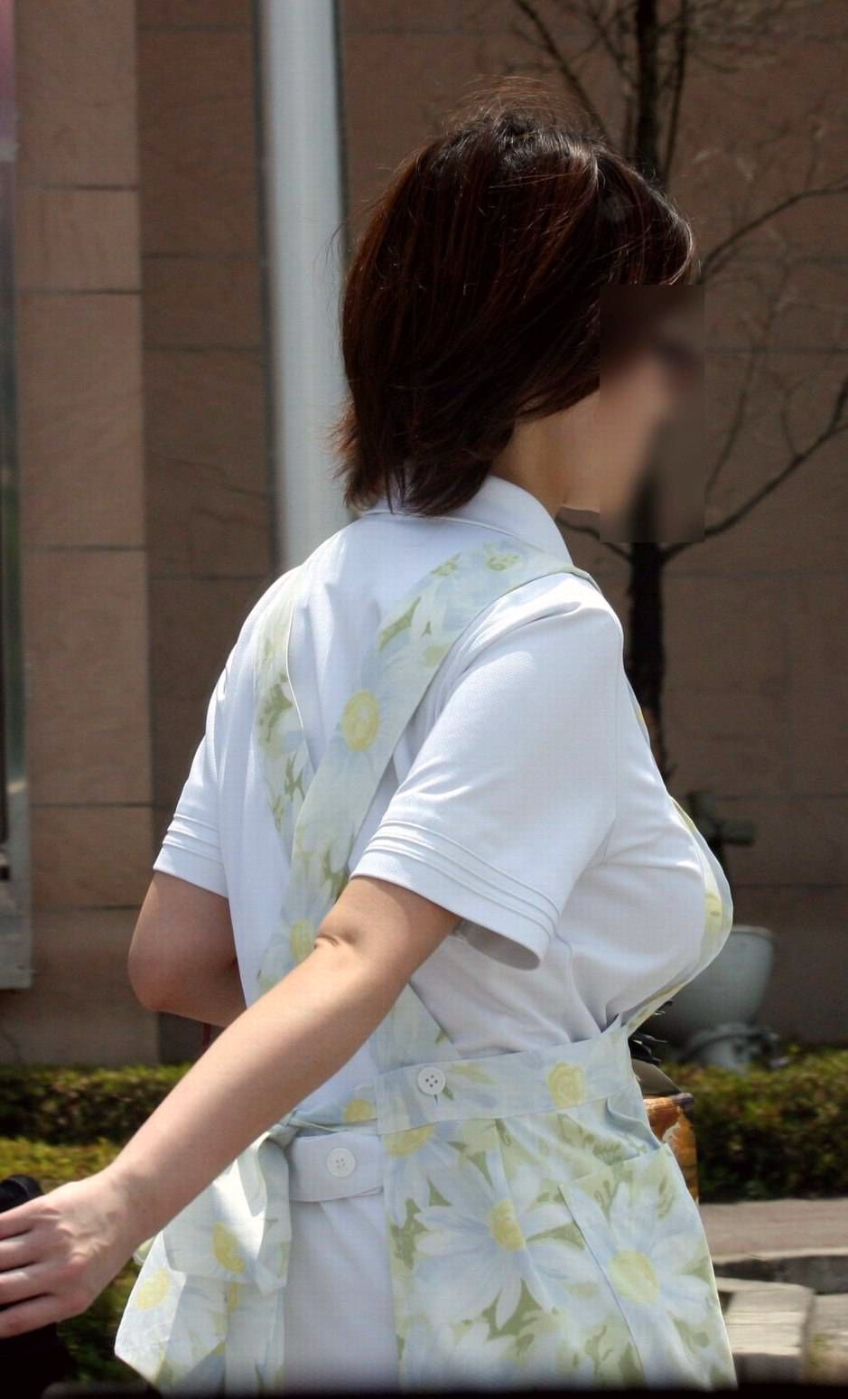 白い服で目立つ着衣おっぱい-7