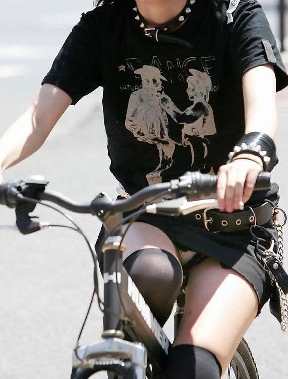 ミニスカ美人の自転車パンチラ盗撮-4