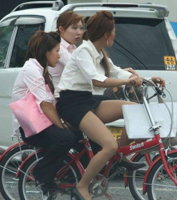 ミニスカ美人の自転車パンチラ盗撮-5