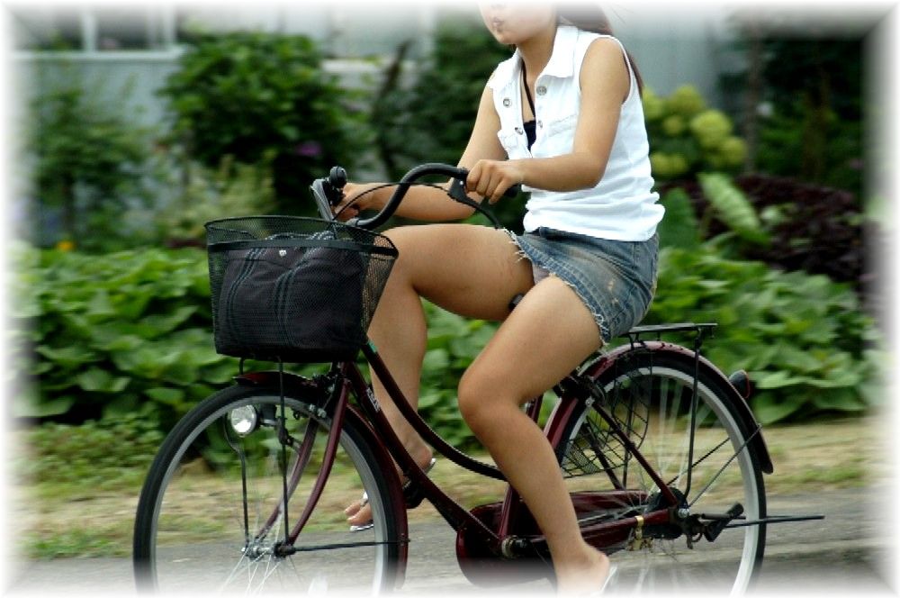 ミニスカ美人の自転車パンチラ盗撮-11