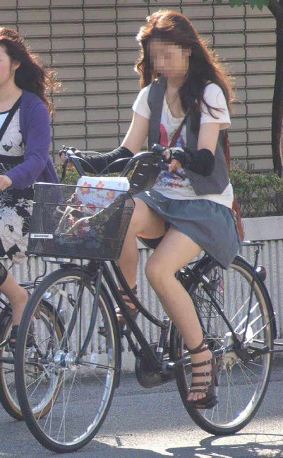 ミニスカ美人の自転車パンチラ盗撮-12