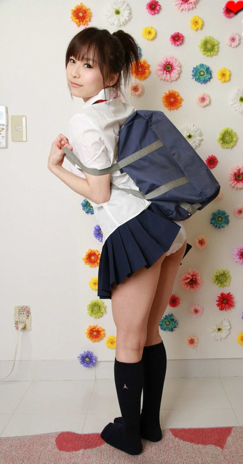 制服のスカートからの見えるパンツ-3